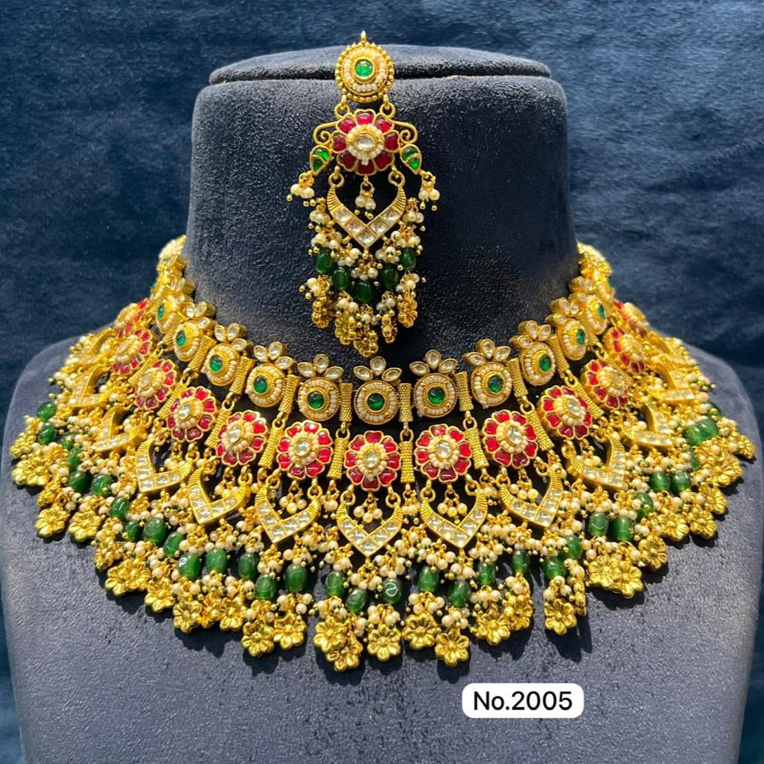 Mesmering kundan bridal choker